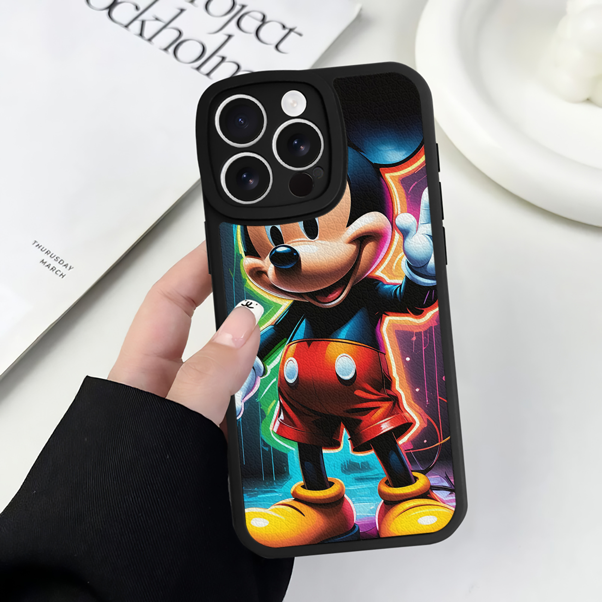 （画像用） ミッキーマウス Mickey Mouse 【iPhone 16シリーズ対応】シリコンスマホケース（レザー調） 材質：シリコン